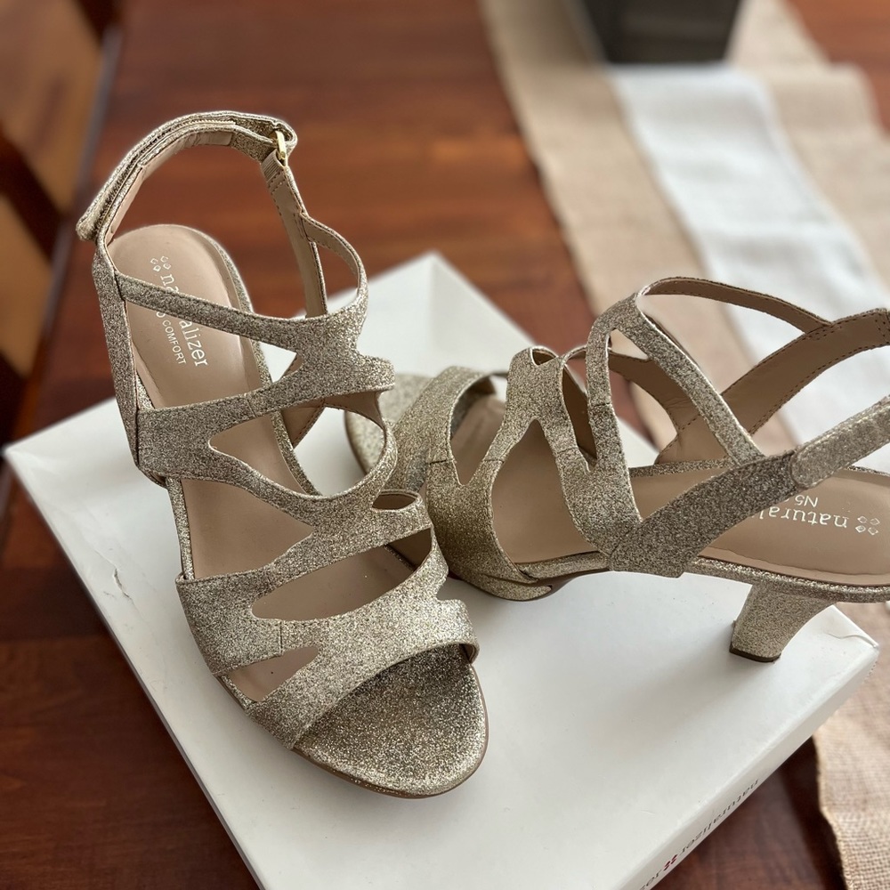 Gorgeous, like new Naturalizer Dianna gold glitter heels